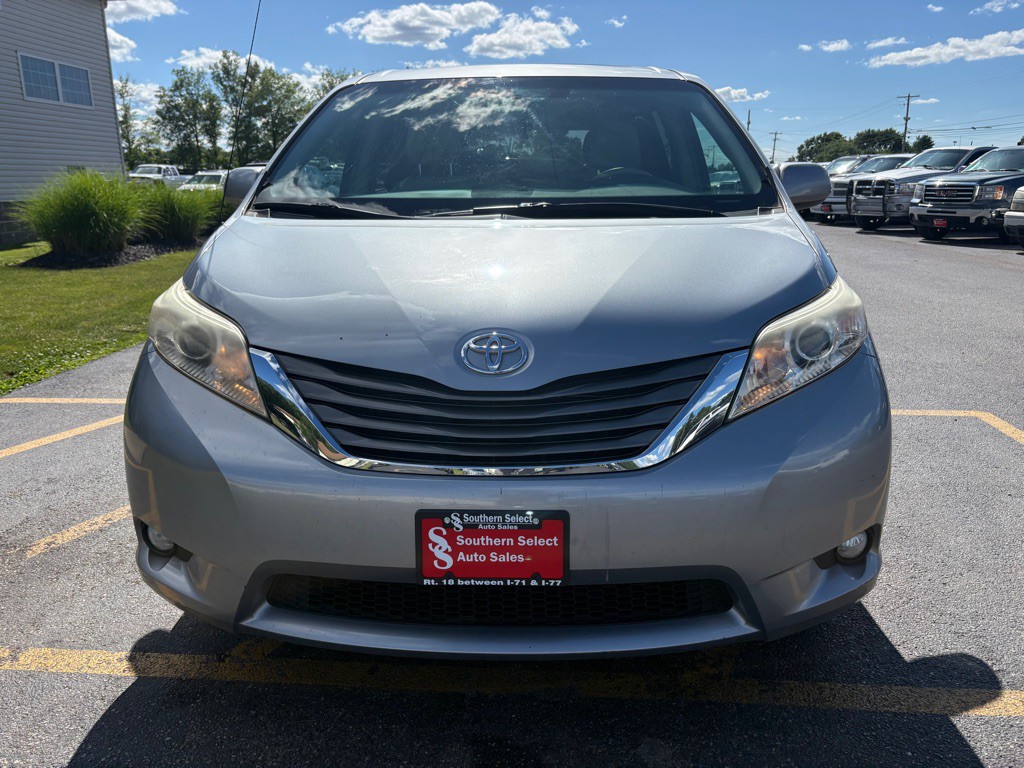 2013 Toyota Sienna Image 3