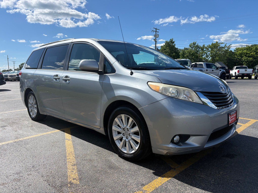 2013 Toyota Sienna Image 4