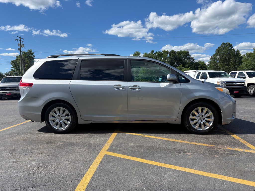2013 Toyota Sienna Image 5
