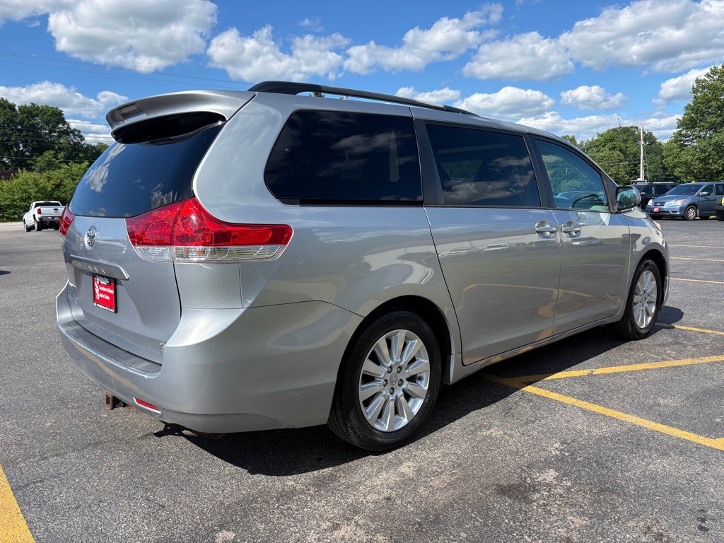 2013 Toyota Sienna Image 6