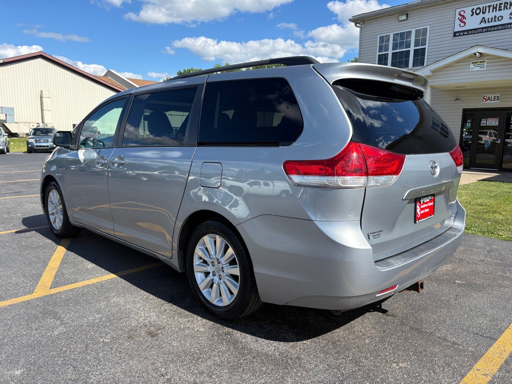 2013 Toyota Sienna Image 8