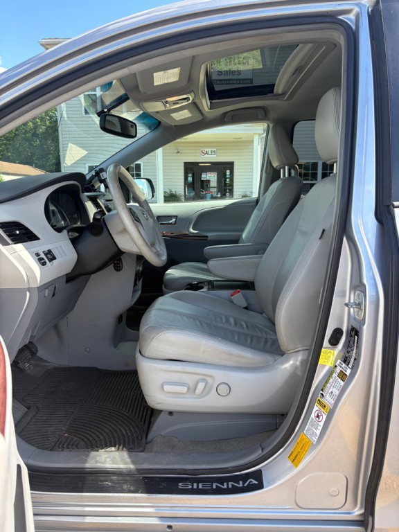 2013 Toyota Sienna Image 9