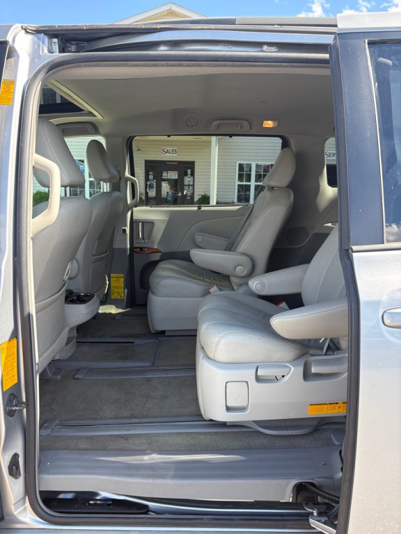 2013 Toyota Sienna Image 10