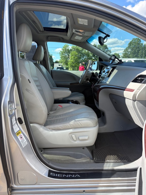 2013 Toyota Sienna Image 11