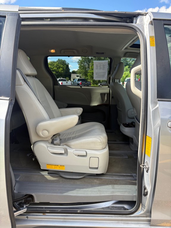 2013 Toyota Sienna Image 12