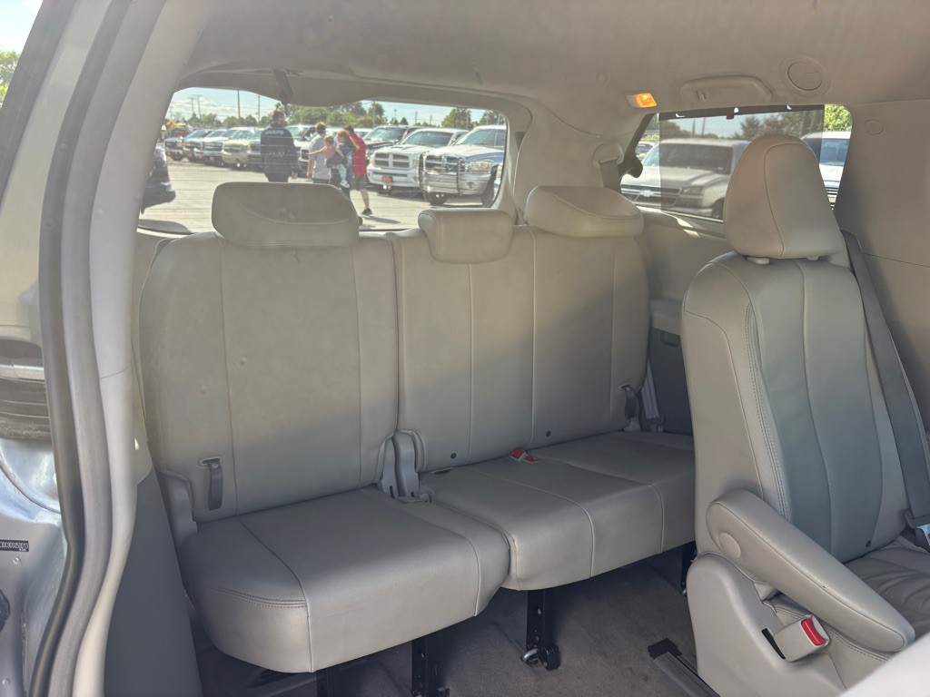 2013 Toyota Sienna Image 13