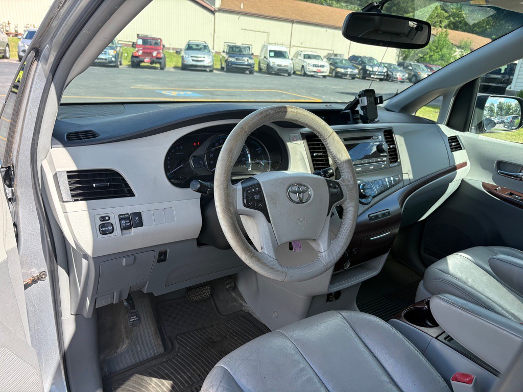 2013 Toyota Sienna Image 14