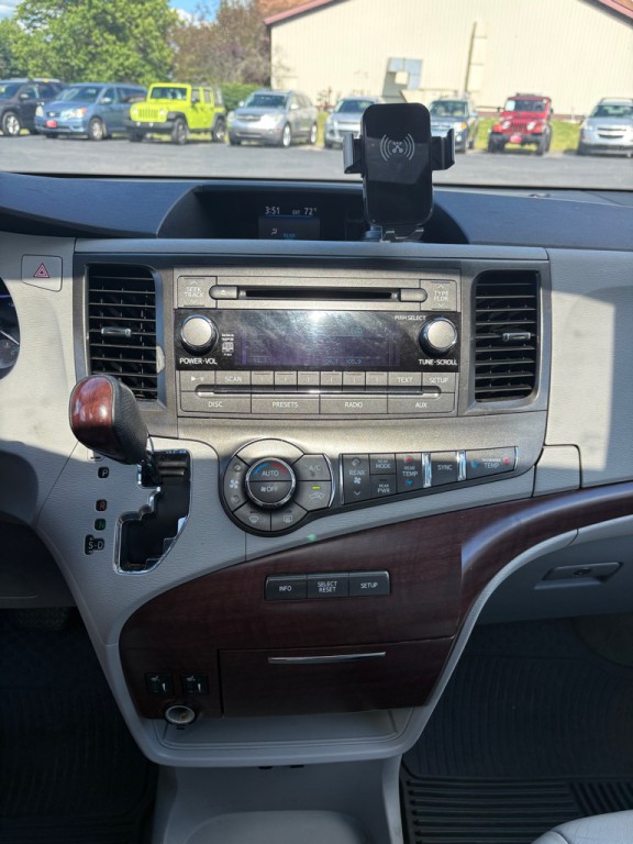 2013 Toyota Sienna Image 16