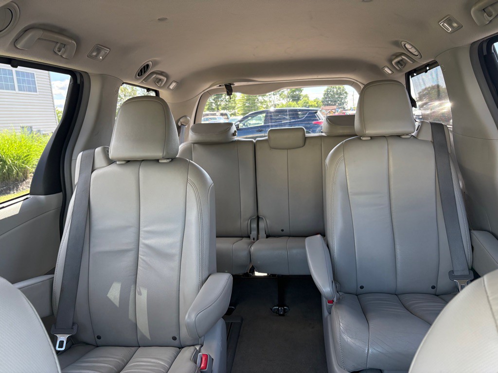 2013 Toyota Sienna Image 19