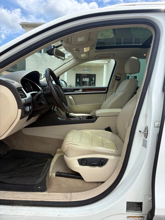 2013 Volkswagen Touareg Image 9