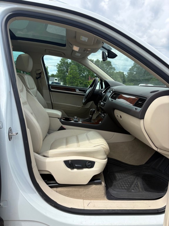 2013 Volkswagen Touareg Image 11