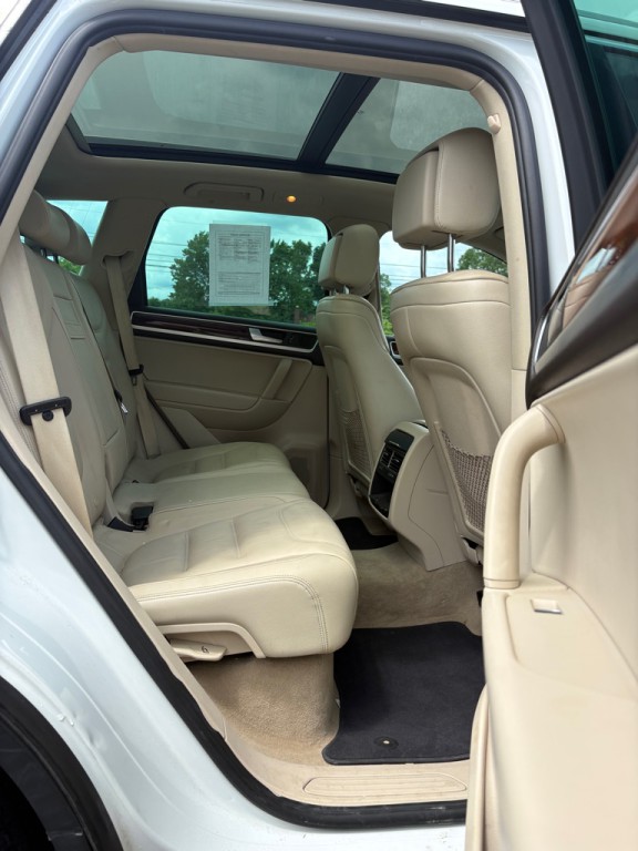 2013 Volkswagen Touareg Image 12