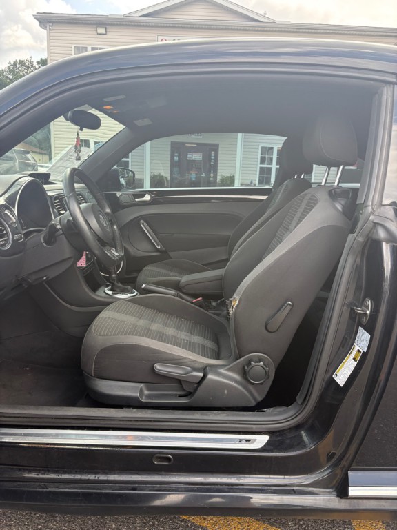 2015 Volkswagen Beetle Image 9