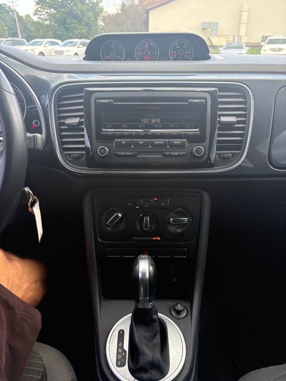 2015 Volkswagen Beetle Image 14