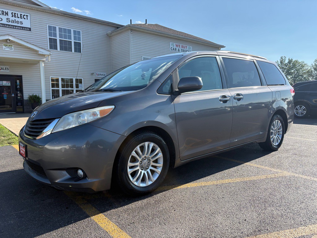 2011 Toyota Sienna Image 2