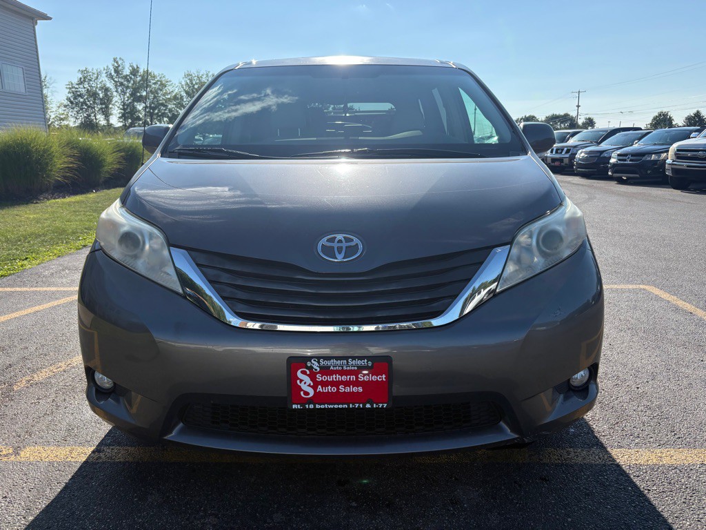 2011 Toyota Sienna Image 3