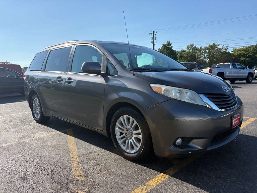 2011 Toyota Sienna Image 4