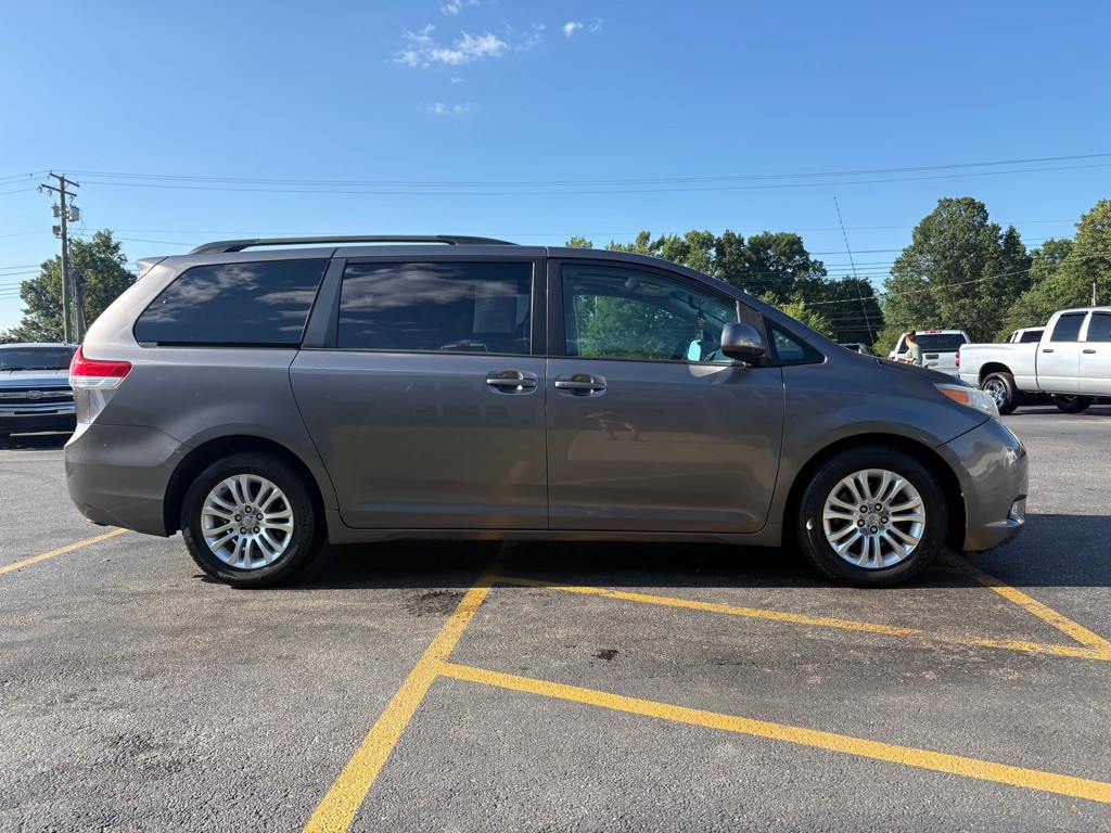 2011 Toyota Sienna Image 5