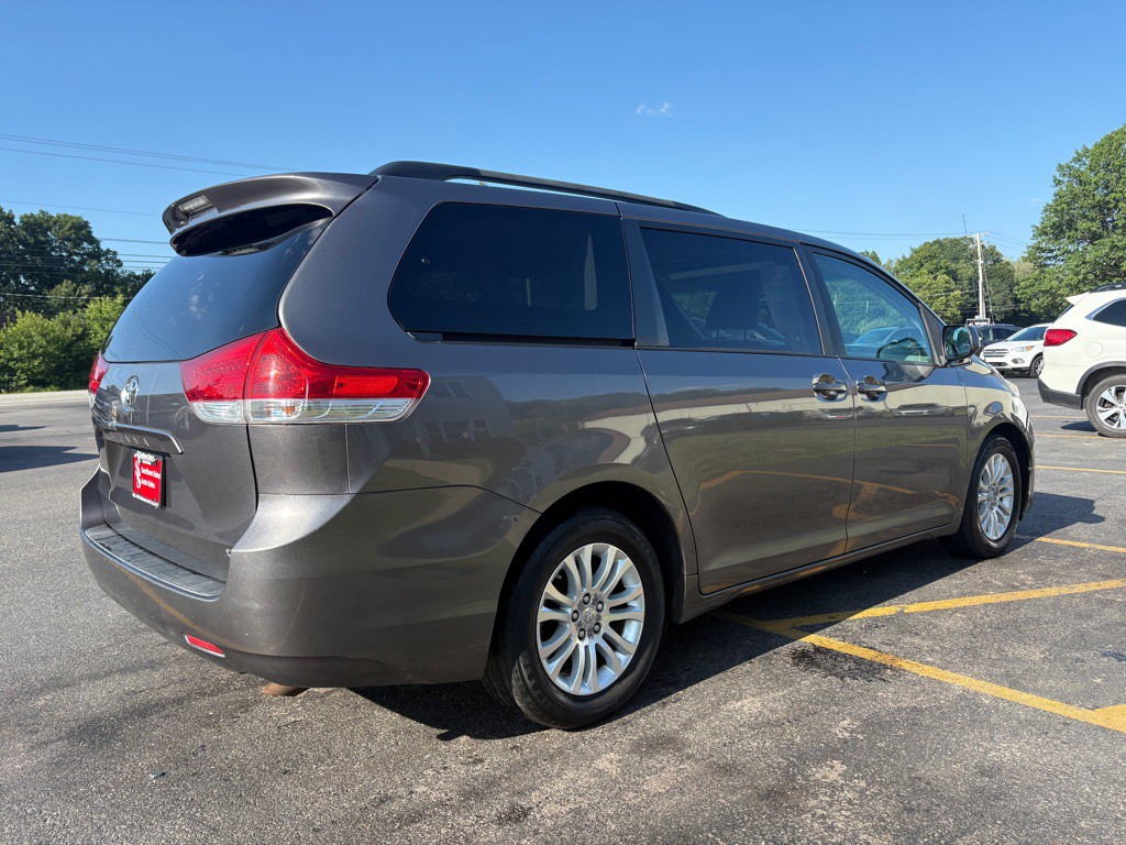 2011 Toyota Sienna Image 6