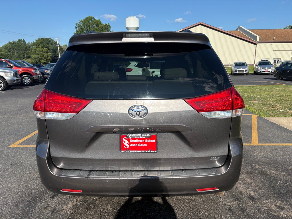 2011 Toyota Sienna Image 7