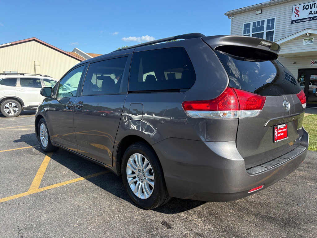 2011 Toyota Sienna Image 8