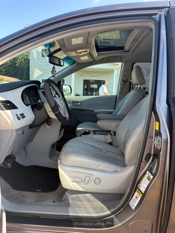 2011 Toyota Sienna Image 9