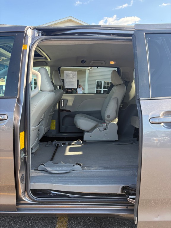 2011 Toyota Sienna Image 10