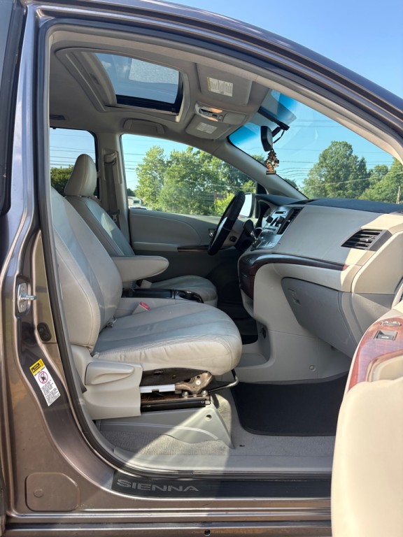 2011 Toyota Sienna Image 11
