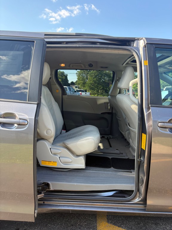 2011 Toyota Sienna Image 12
