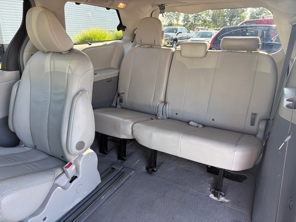 2011 Toyota Sienna Image 13