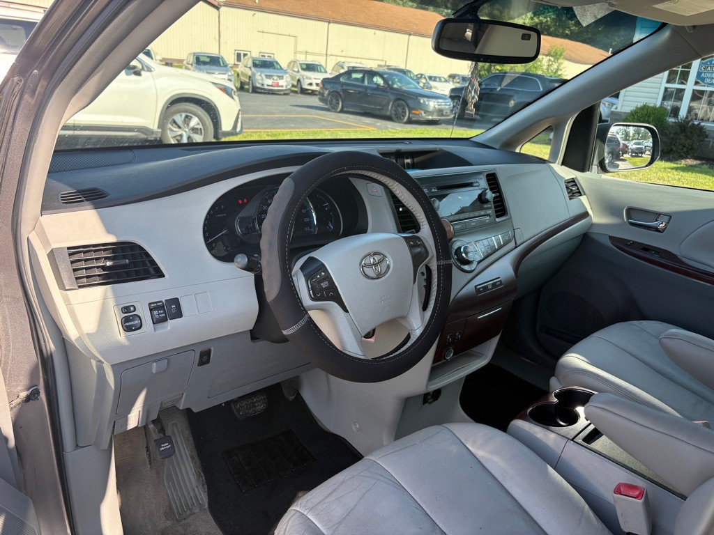 2011 Toyota Sienna Image 14