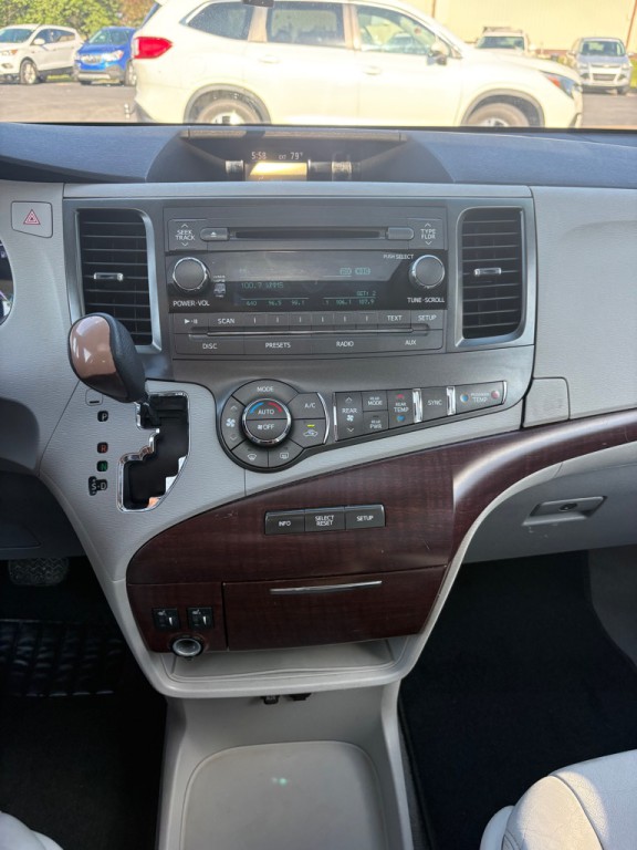 2011 Toyota Sienna Image 16