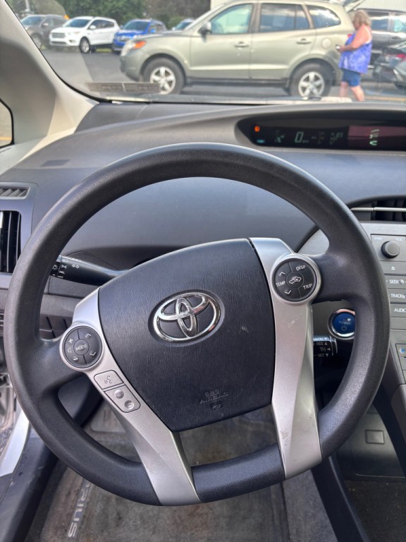 2014 Toyota Prius Image 16