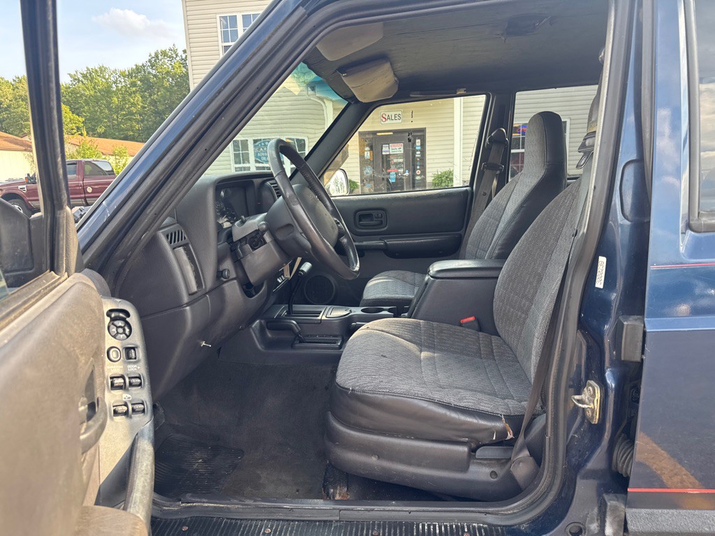 2000 Jeep Cherokee Image 11