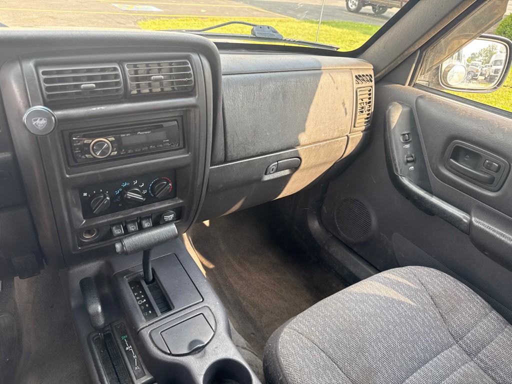 2000 Jeep Cherokee Image 16