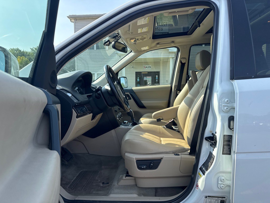 2011 Land Rover LR2 Image 9