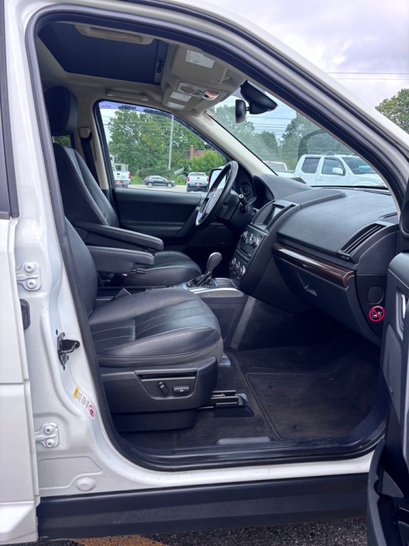 2013 Land Rover LR2 Image 11