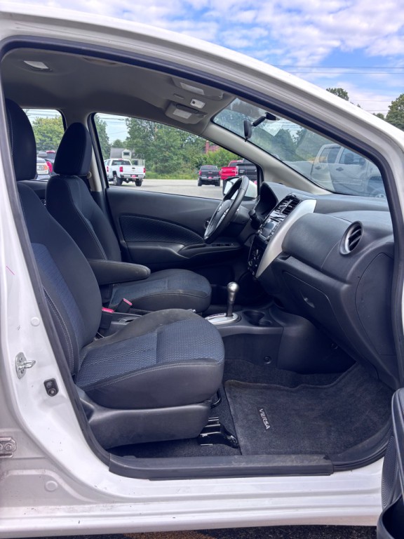 2015 Nissan Versa Image 11