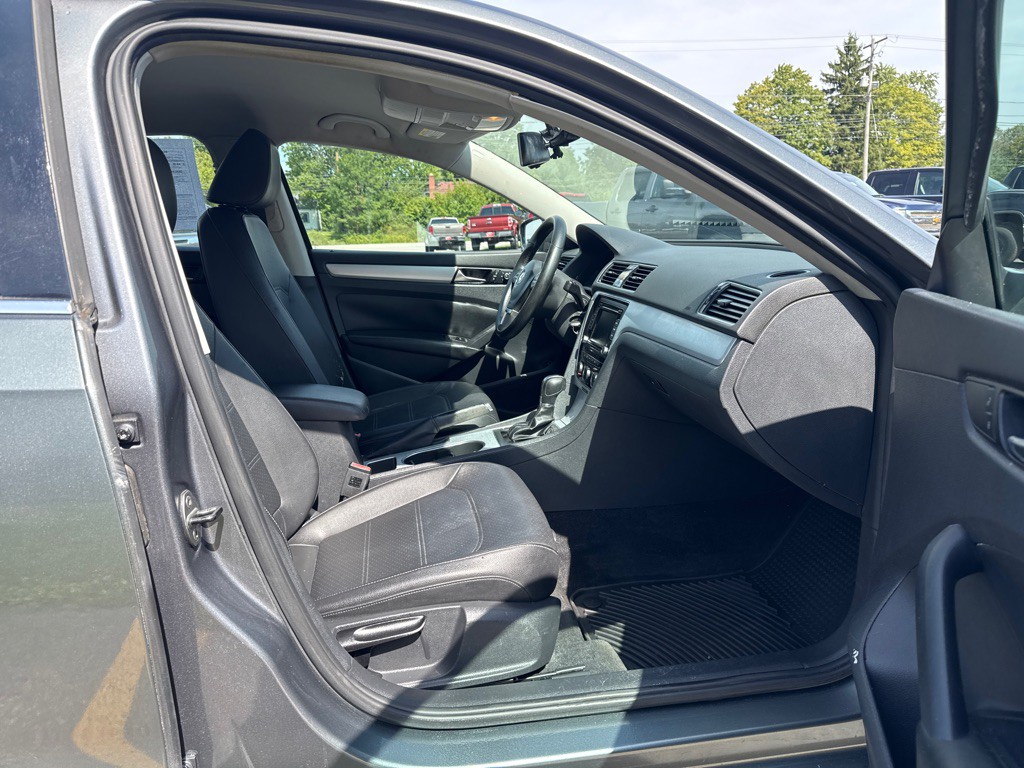 2013 Volkswagen Passat Image 12