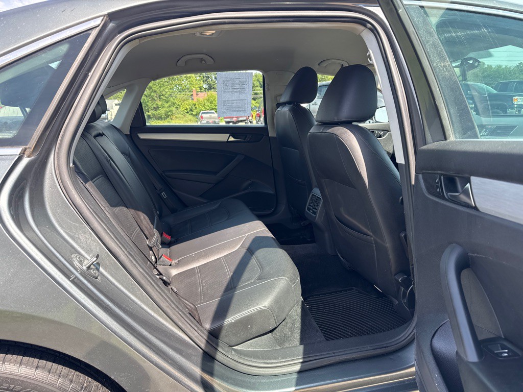 2013 Volkswagen Passat Image 13