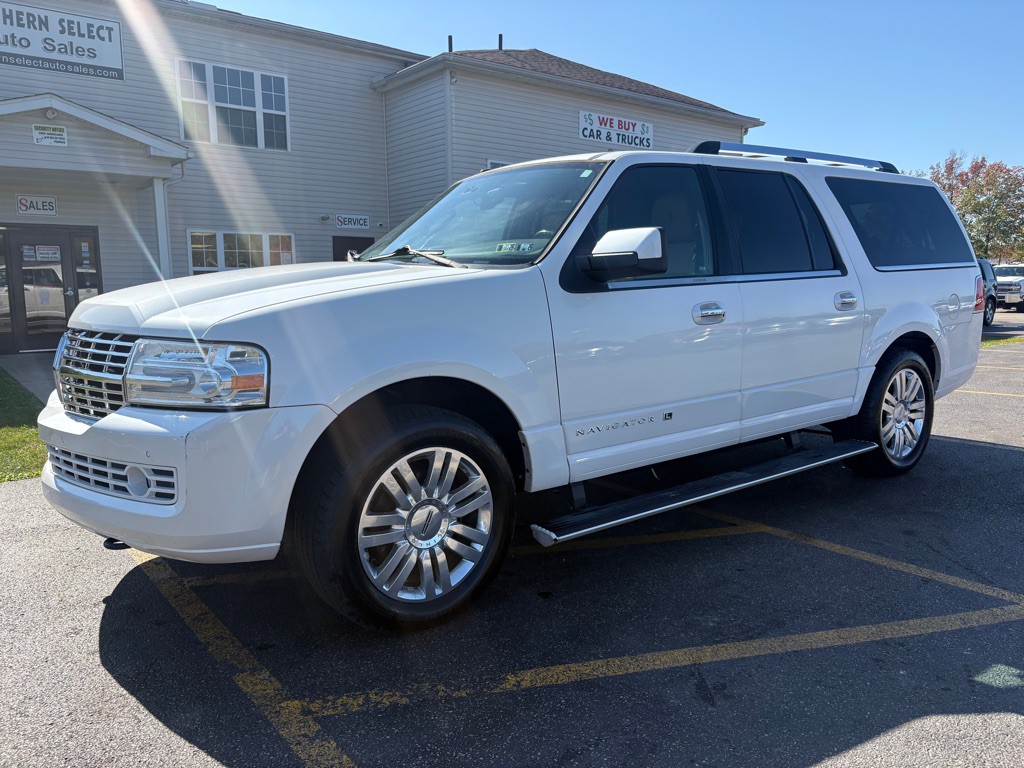 2014 Lincoln Navigator Image 2