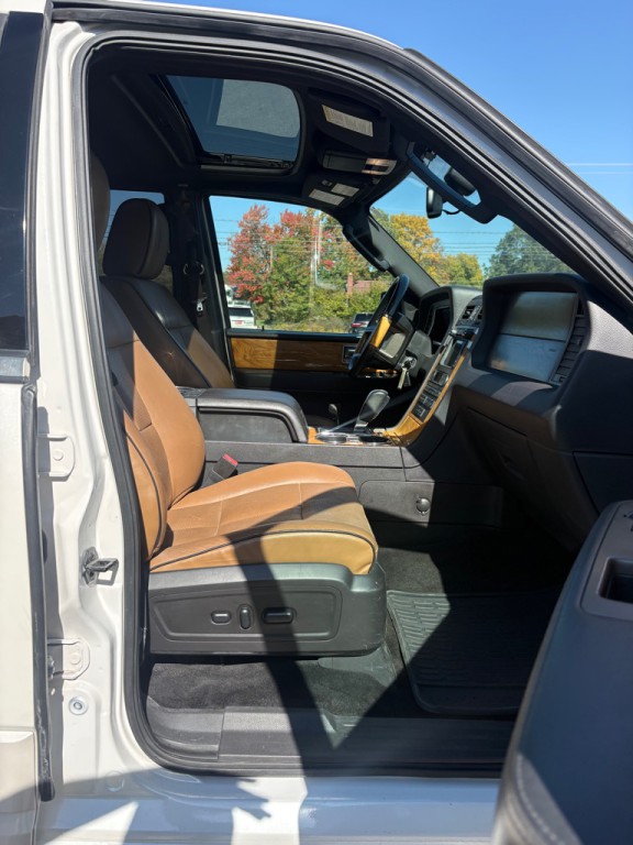 2014 Lincoln Navigator Image 11