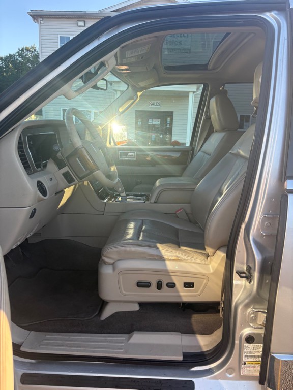 2012 Lincoln Navigator Image 9