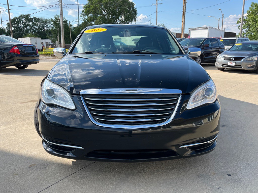 2013 Chrysler 200 Image 2