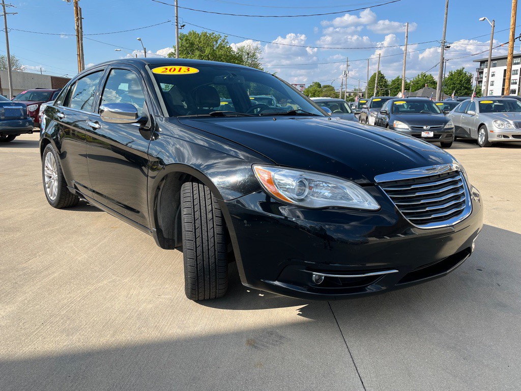 2013 Chrysler 200 Image 3