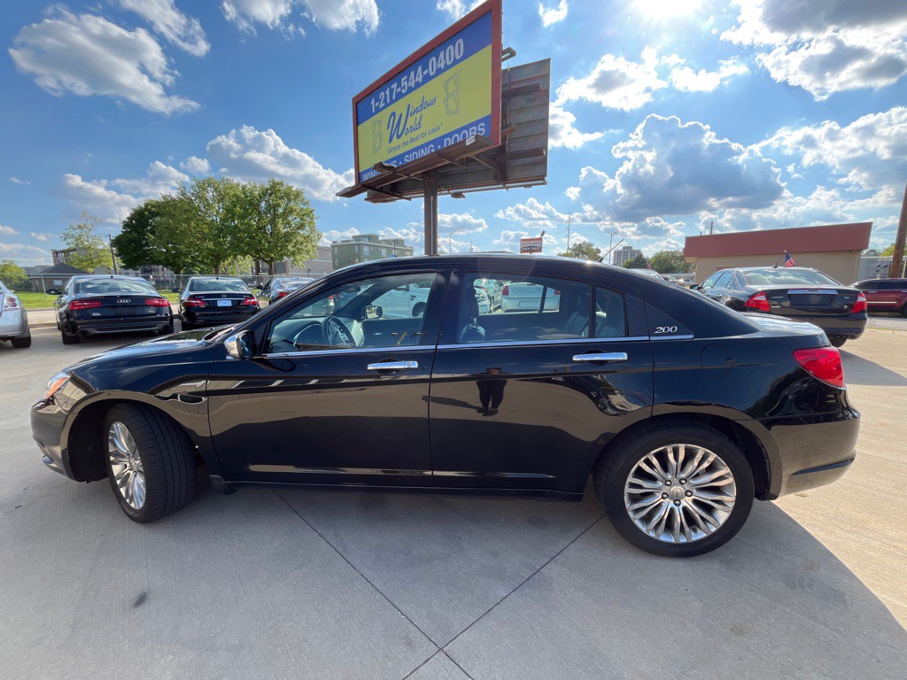 2013 Chrysler 200 Image 8