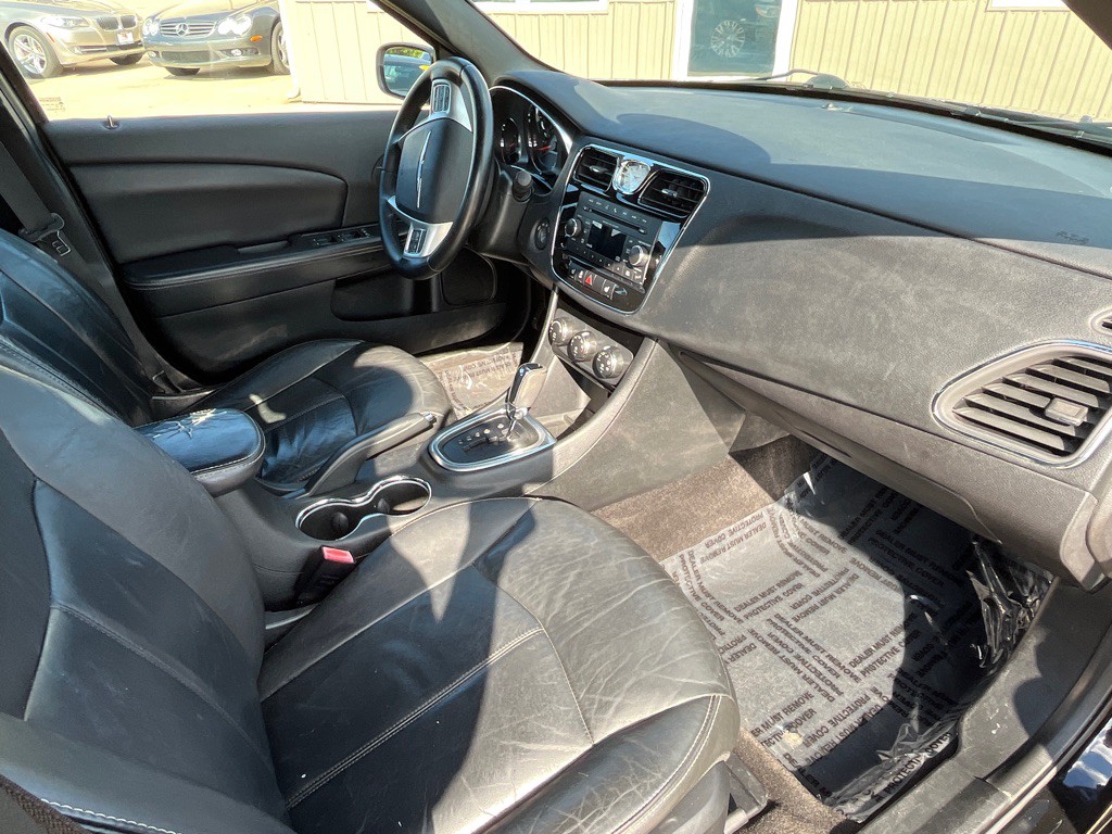 2013 Chrysler 200 Image 9