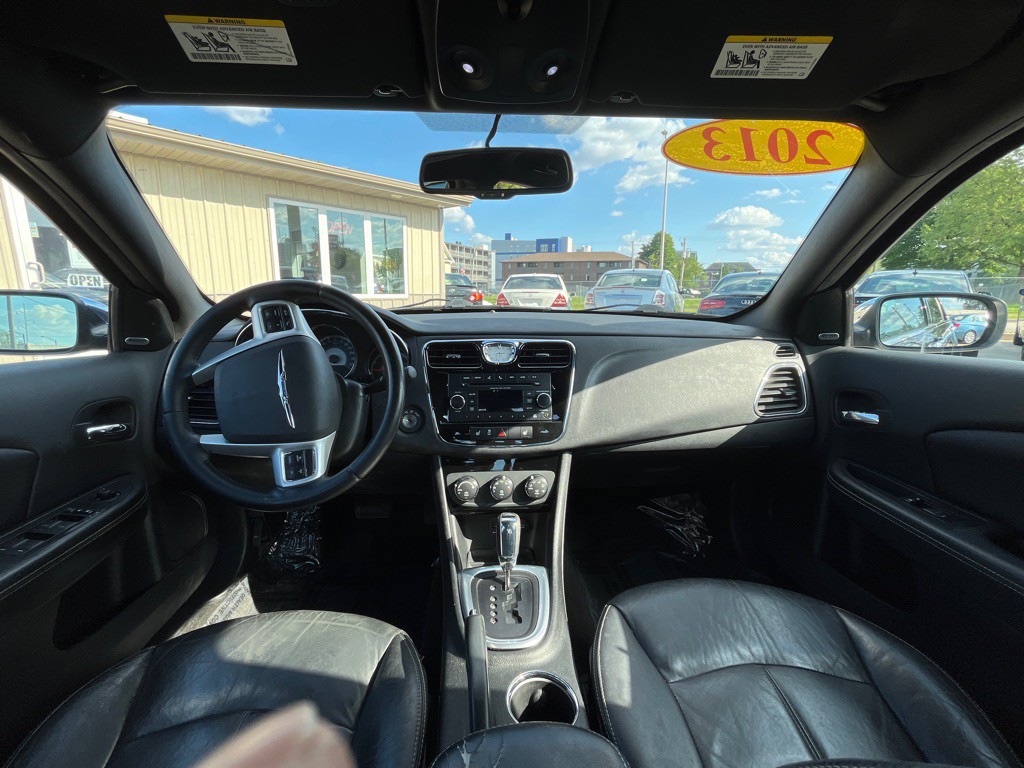 2013 Chrysler 200 Image 12