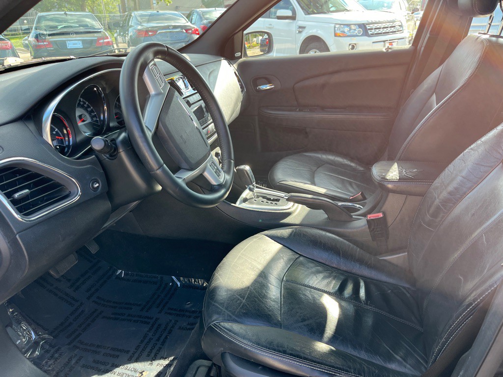 2013 Chrysler 200 Image 13