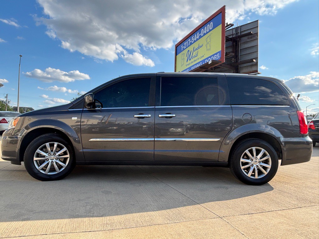 2014 Chrysler Town & Country Image 2